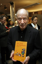 Dietz Werner Steck mit dem Buch Der Loewe von Tannheim bei der Verranstaltung zur Herzenssache